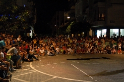 Bien entrada la noche y la grada a rebosar.