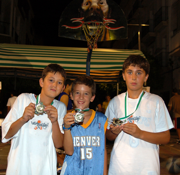 Los finalistas novatos con sus medallas