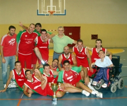 El equipo vencedor posa con la copa.