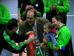 Dario, su hijo, recibió también su camiseta.