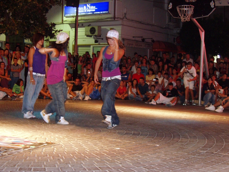 Un grupo sevillano bailó con mucha fuerza,