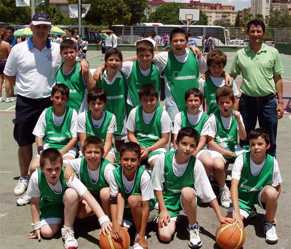 Juan Luis Esteban con sus chicos de 4º.