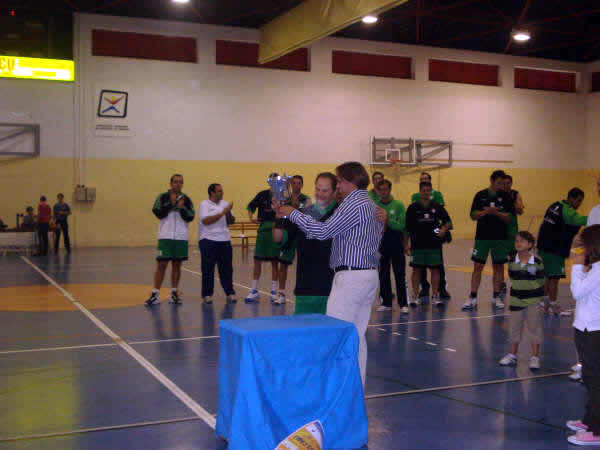 El FERCAVE.CABU recibió el trofeo de Campeón.