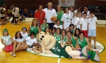 Los equipos del CABU con la mascota de Unicaja