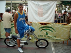 El ganador del concurso de triples, Fran de Barbate, con su bici.