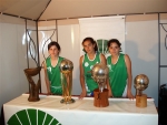 Algunas jugadoras posaron con los trofeos del Unicaja.
